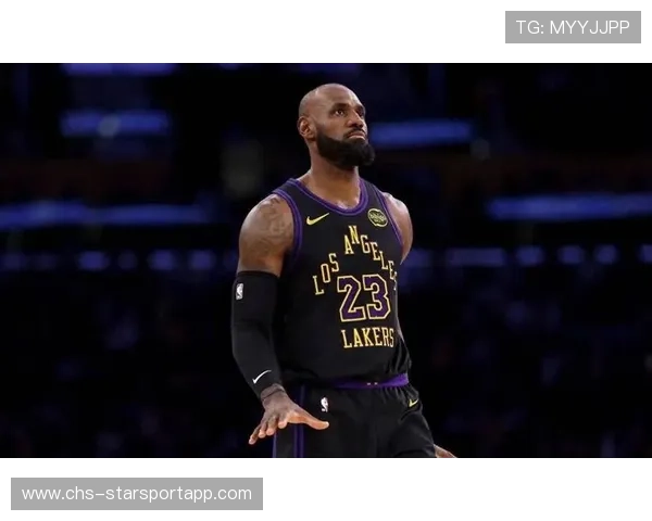 詹姆斯赛后晒睡姿，粉丝笑称“入睡也像比赛”